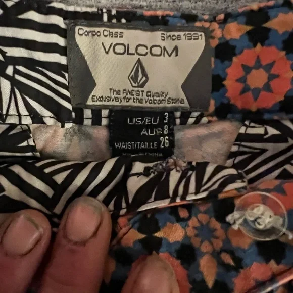 Volcom shorts - Picture 2 of 2